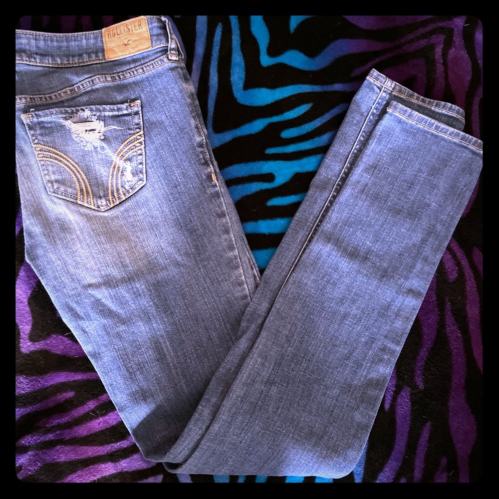 Hollister distressed skinny jeans🦋🦋